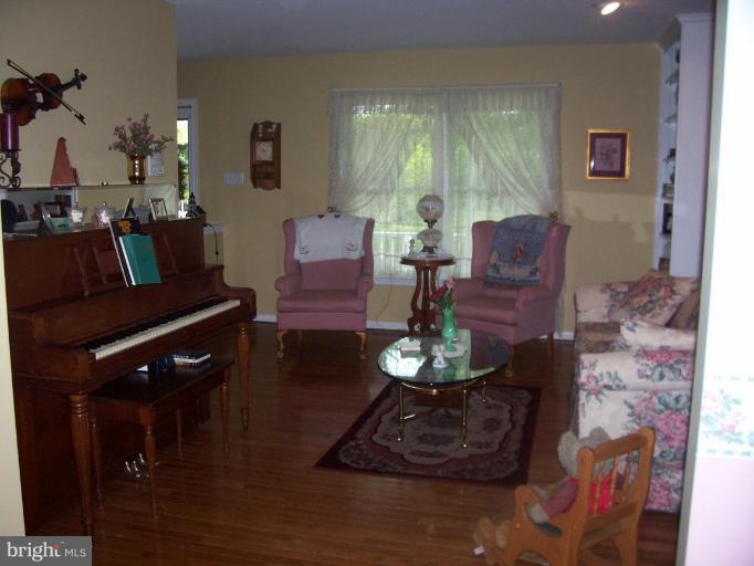 311 Potomac Avenue Rosedale, MD 21237 - Photo 7 of 17 Formal LvRm