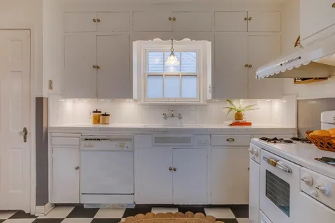 $379,000 | 2519 West 10th Street, Dallas, TX 75211