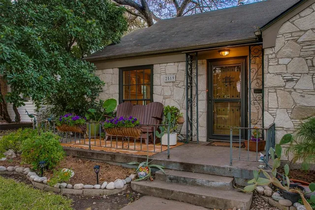 $379,000 | 2519 West 10th Street, Dallas, TX 75211
