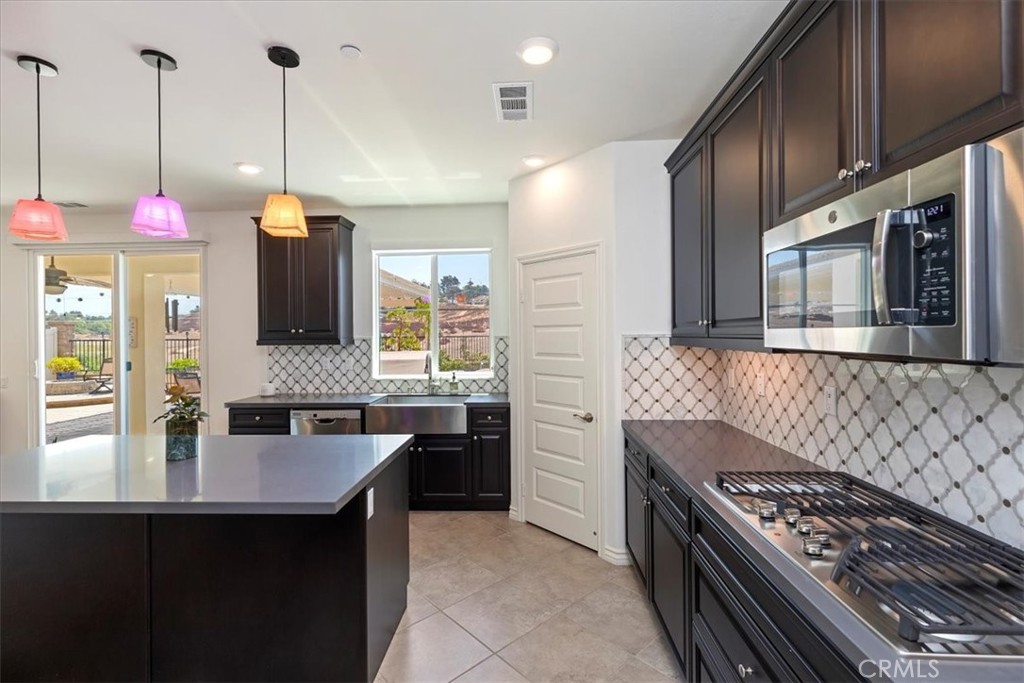 30573 Mulberry Court Temecula, CA 92591 - Photo 17 of 62 DETAILED STONE BACKSPLASH