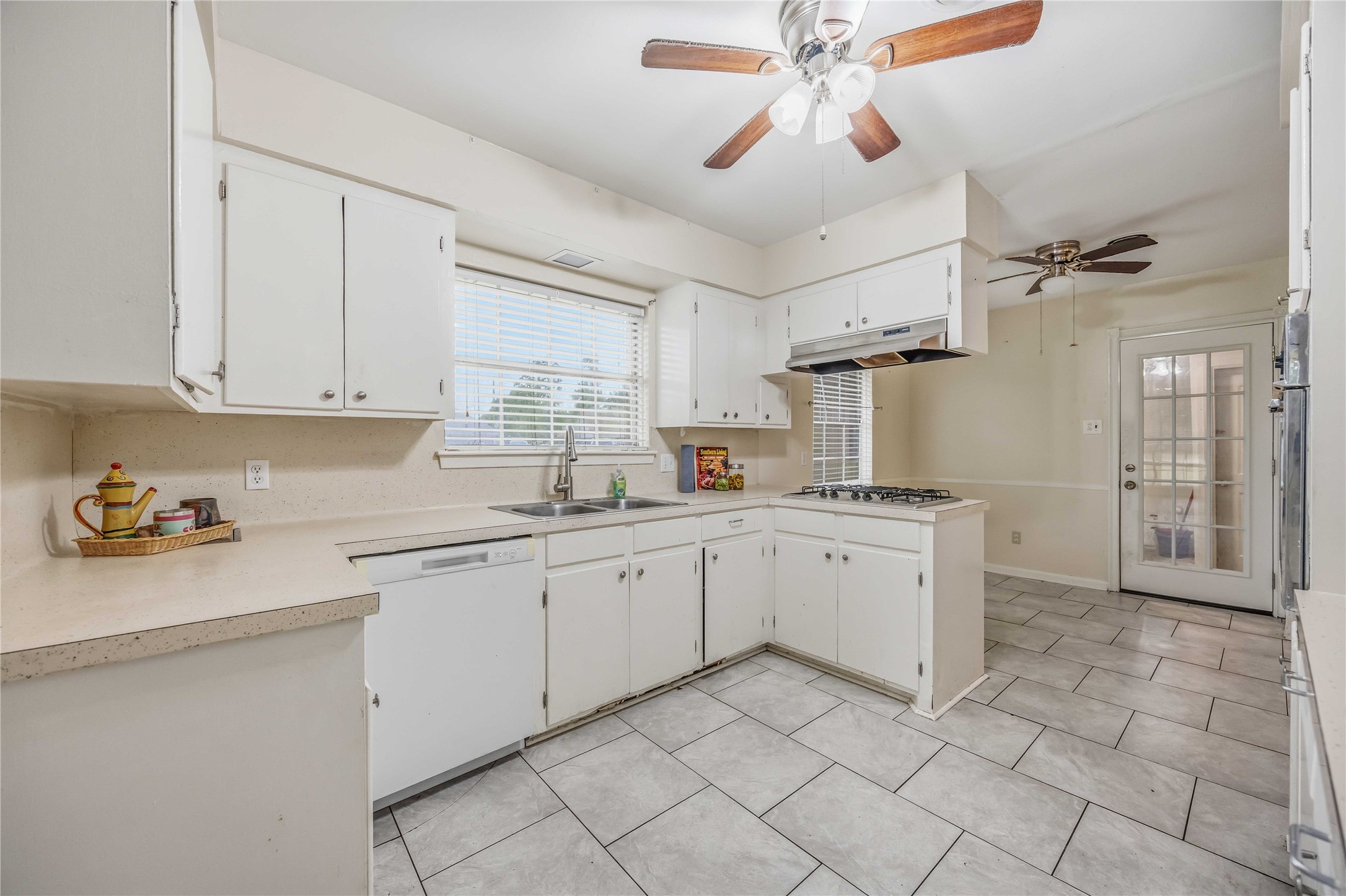 435 Rolling Wood Road Baytown, TX 77520 - Photo 11 of 29 Enjoy cooking on the gas range for your family