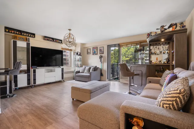 a black and white photo of a living room