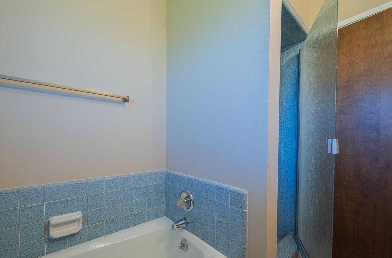 52259 Pine Canyon Road King City, CA 93930 - Photo 43 of 62 a bathroom with a bathtub