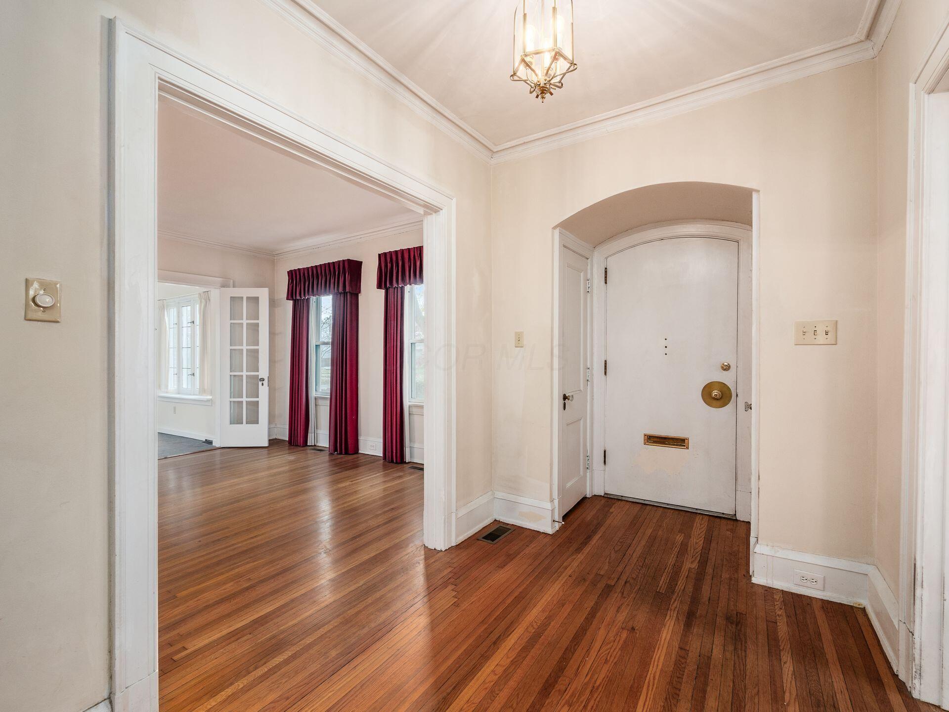 2596 Bryden Road Bexley, OH 43209 - Photo 5 of 82 Entry/Foyer