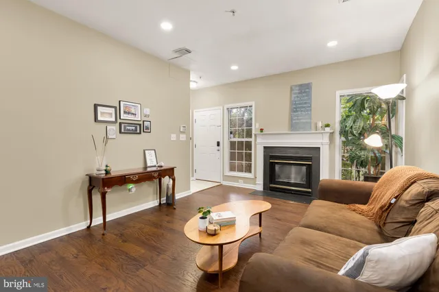 $328,000 | 2356 Garnett Drive, Unit 1, Alexandria, VA 22311