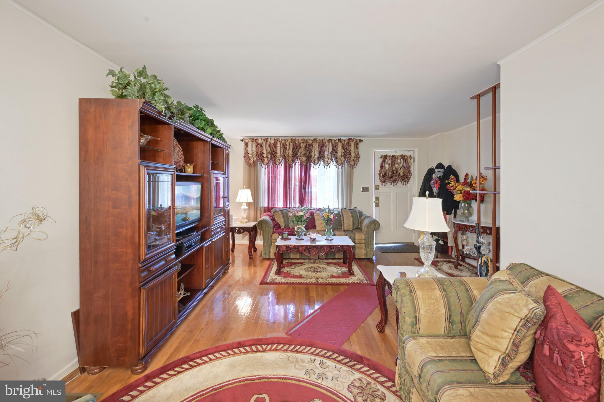 146 West Edgevale Road Baltimore, MD 21225 - Photo 3 of 29 Living Room