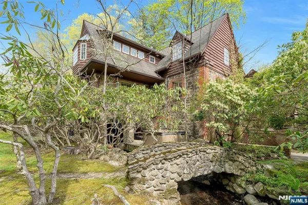 a view of a back yard of the house