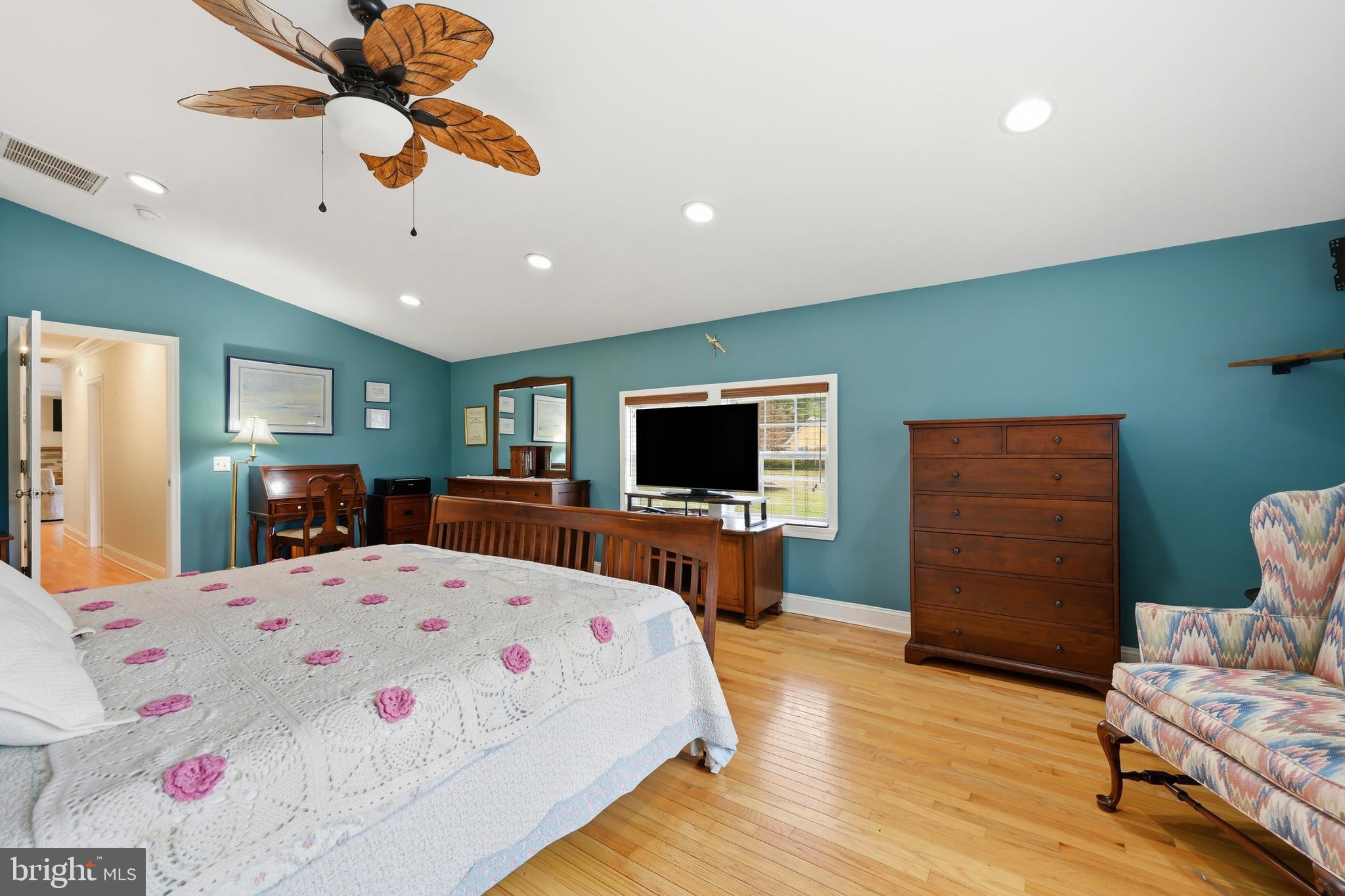 319 Wye Road Queenstown, MD 21658 - Photo 19 of 29 a bed room with a bed a television and dresser