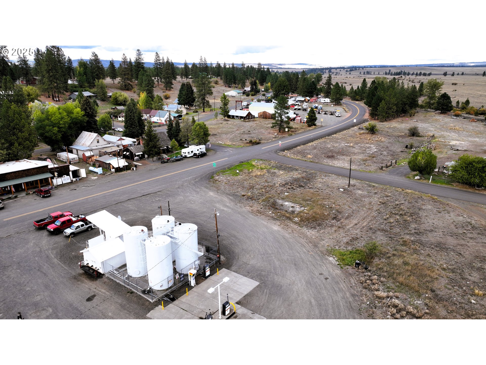 208 Main Street Ukiah, OR 97880 - Photo 2 of 4 a picture of a couch with wooden fence