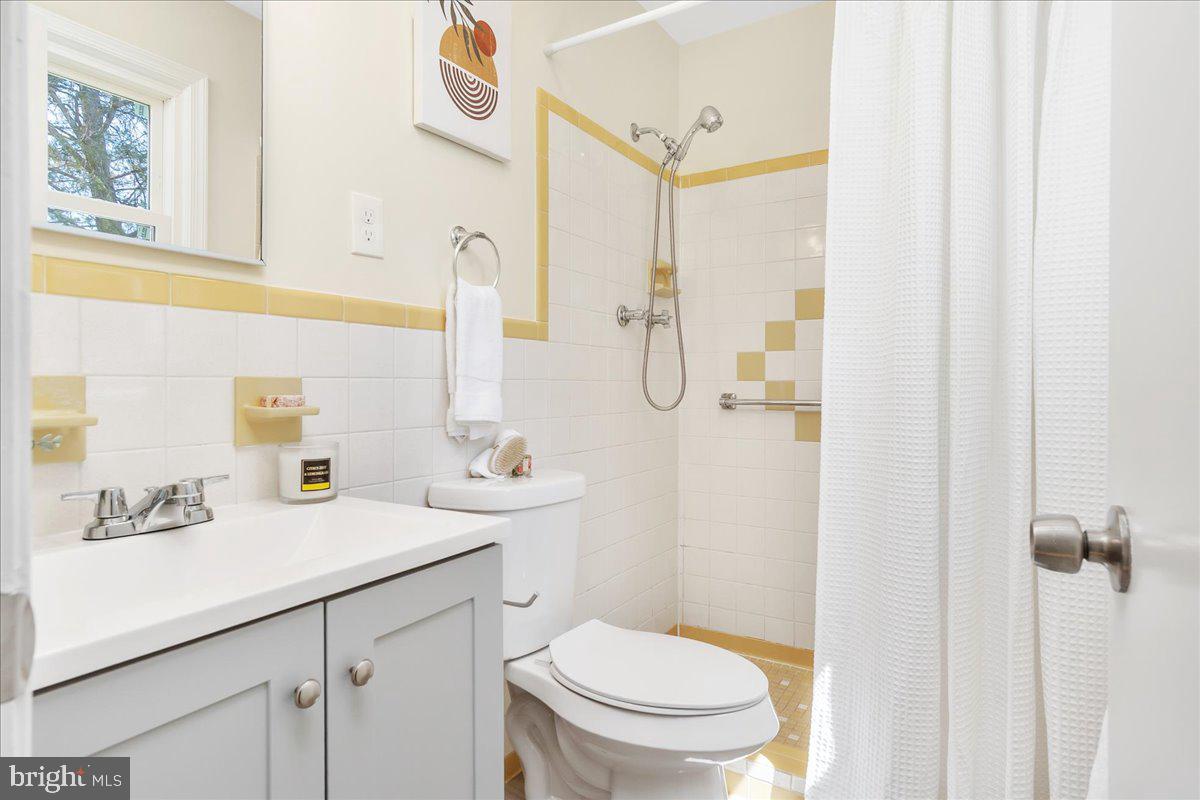 8004 Malcolm Road Clinton, MD 20735 - Photo 14 of 34 Primary bath