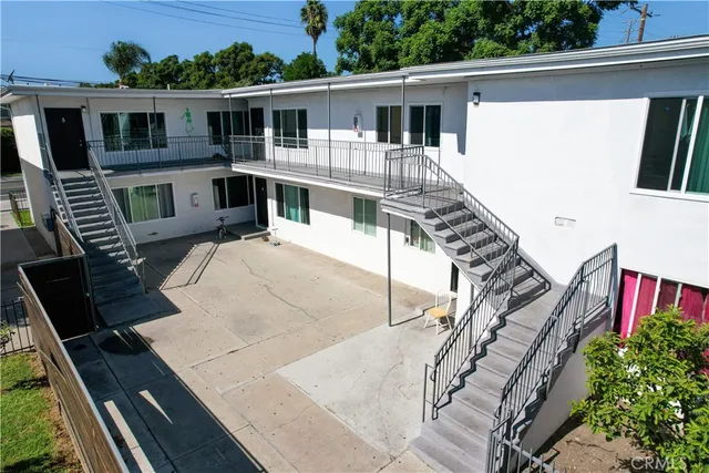 a view of a house with backyard