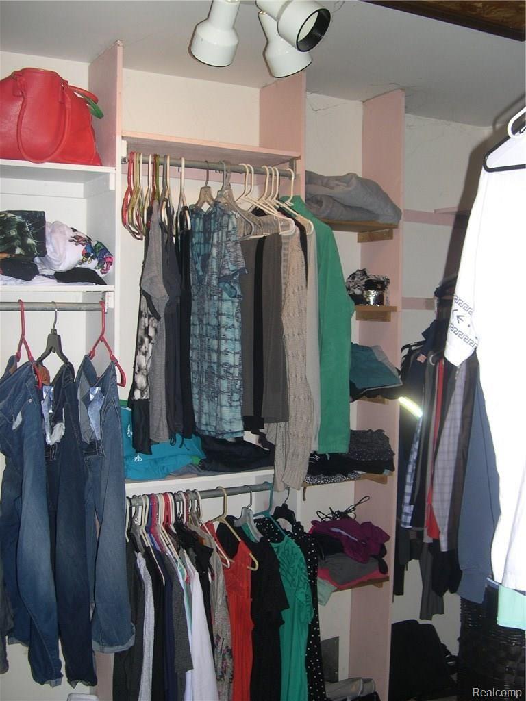 10219 Farmington Road Livonia, MI 48150 - Photo 31 of 34 WALK IN CLOSET IN MASTER