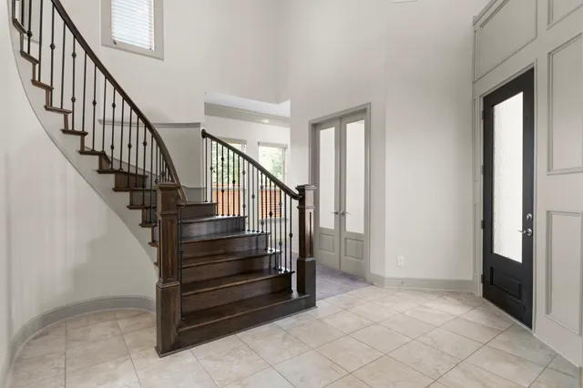 a view of entryway and kitchen