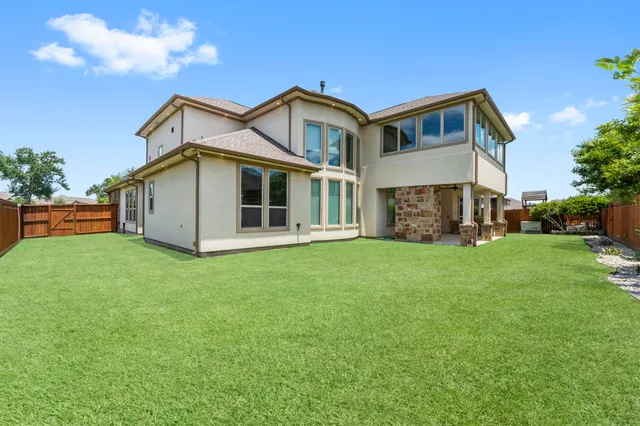 a view of a house with backyard and garden