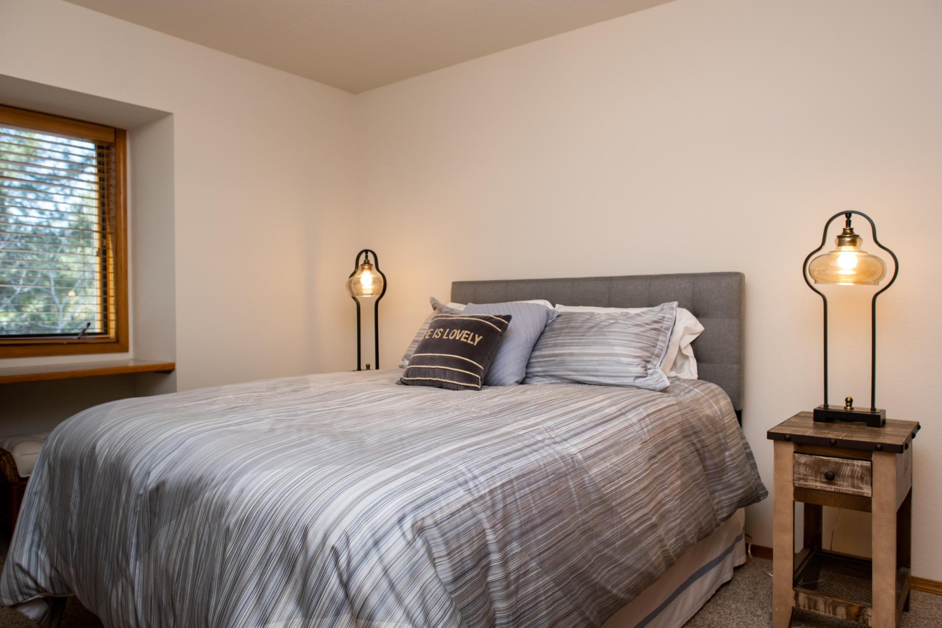 60216 East Ridgeview Drive Bend, OR 97702 - Photo 26 of 53 batch_21Guest RoomRidgeview-32