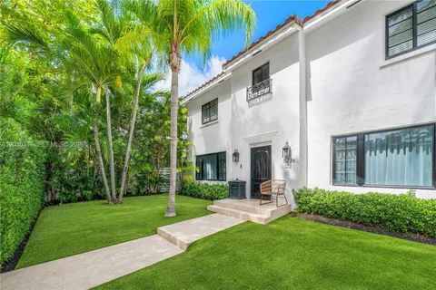 $4,695,000 | 5236 Pine Tree Drive, Miami Beach, FL 33140