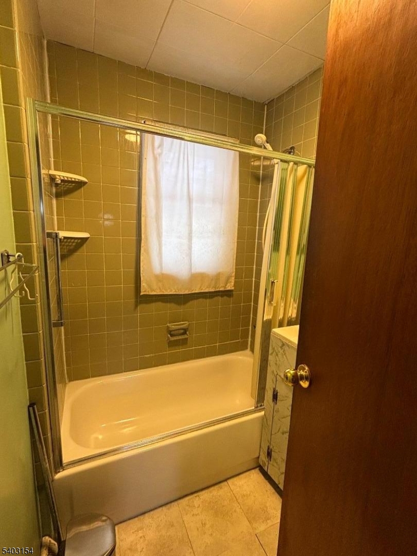 14 Mountain View Trail Wharton, NJ 07885 - Photo 4 of 14 a bathroom with a bathtub and a shower