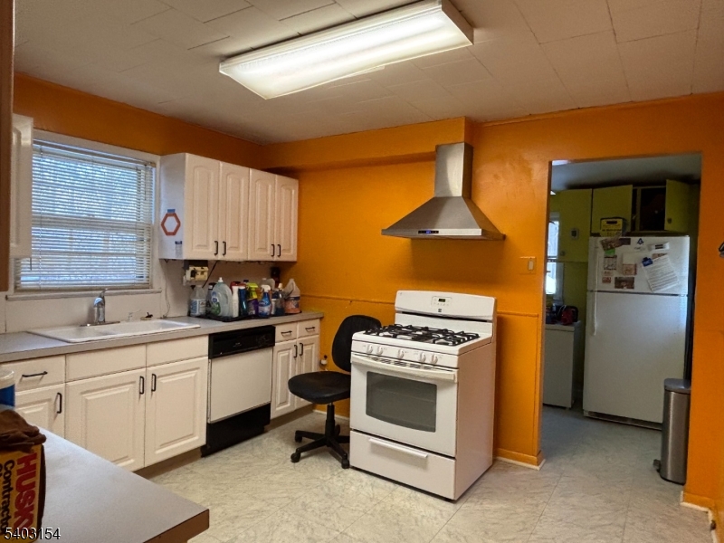 14 Mountain View Trail Wharton, NJ 07885 - Photo 9 of 14 a kitchen with a stove a sink and a refrigerator