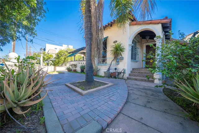 a view of a yard in front of house