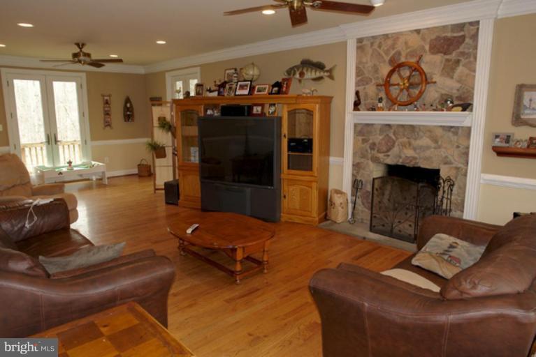 16518 Gaines Road Broad Run, VA 20137 - Photo 3 of 19 Family Room