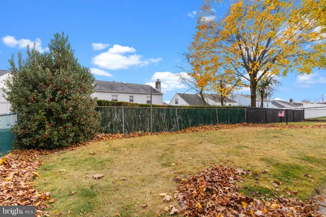 a view of a yard with a house