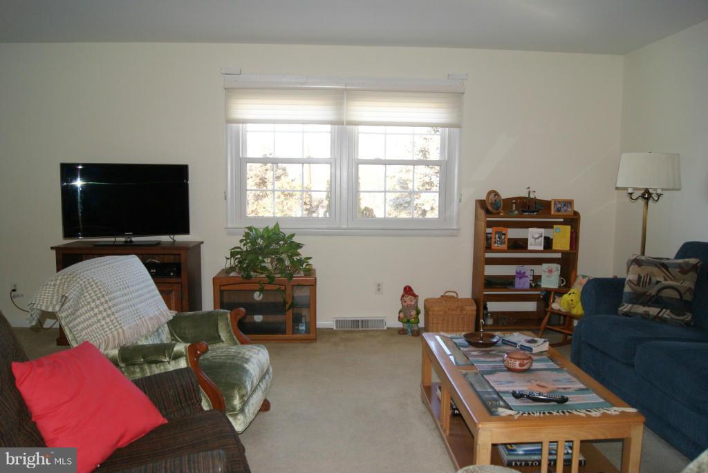1094 Colony Ridge Road Odenton, MD 21113 - Photo 8 of 23 Living Room