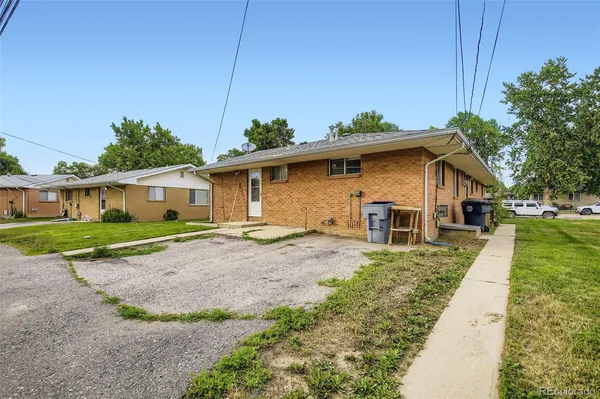 a view of a house with a yard