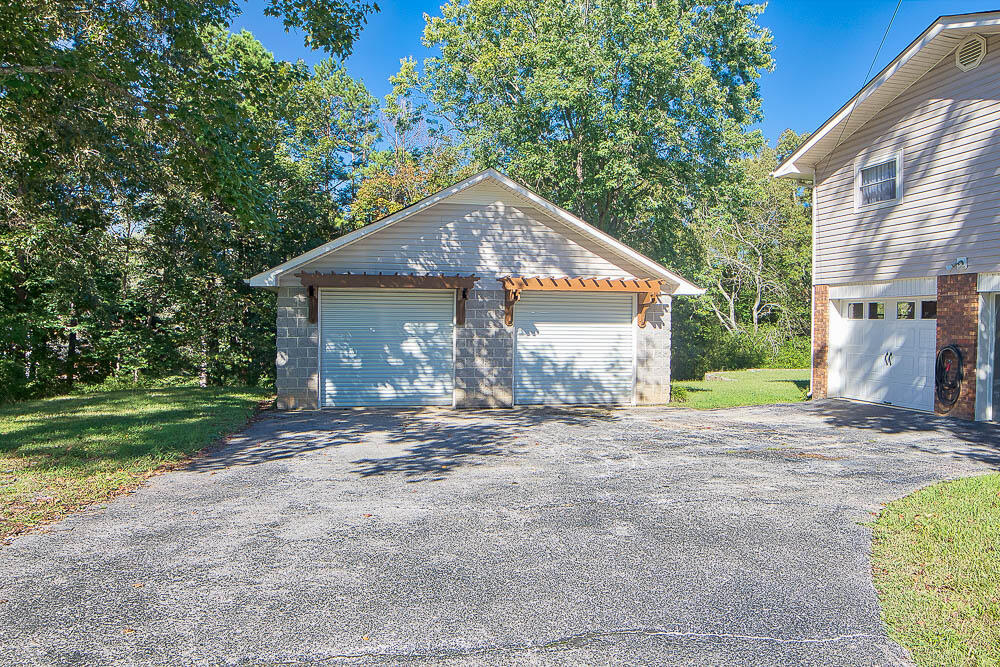 10429 Sims-Harris Road Ooltewah, TN 37363 - Photo 3 of 26 garage_