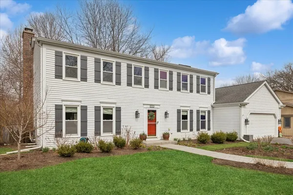 $900,000 | 334 East Winchester Road, Libertyville, IL 60048