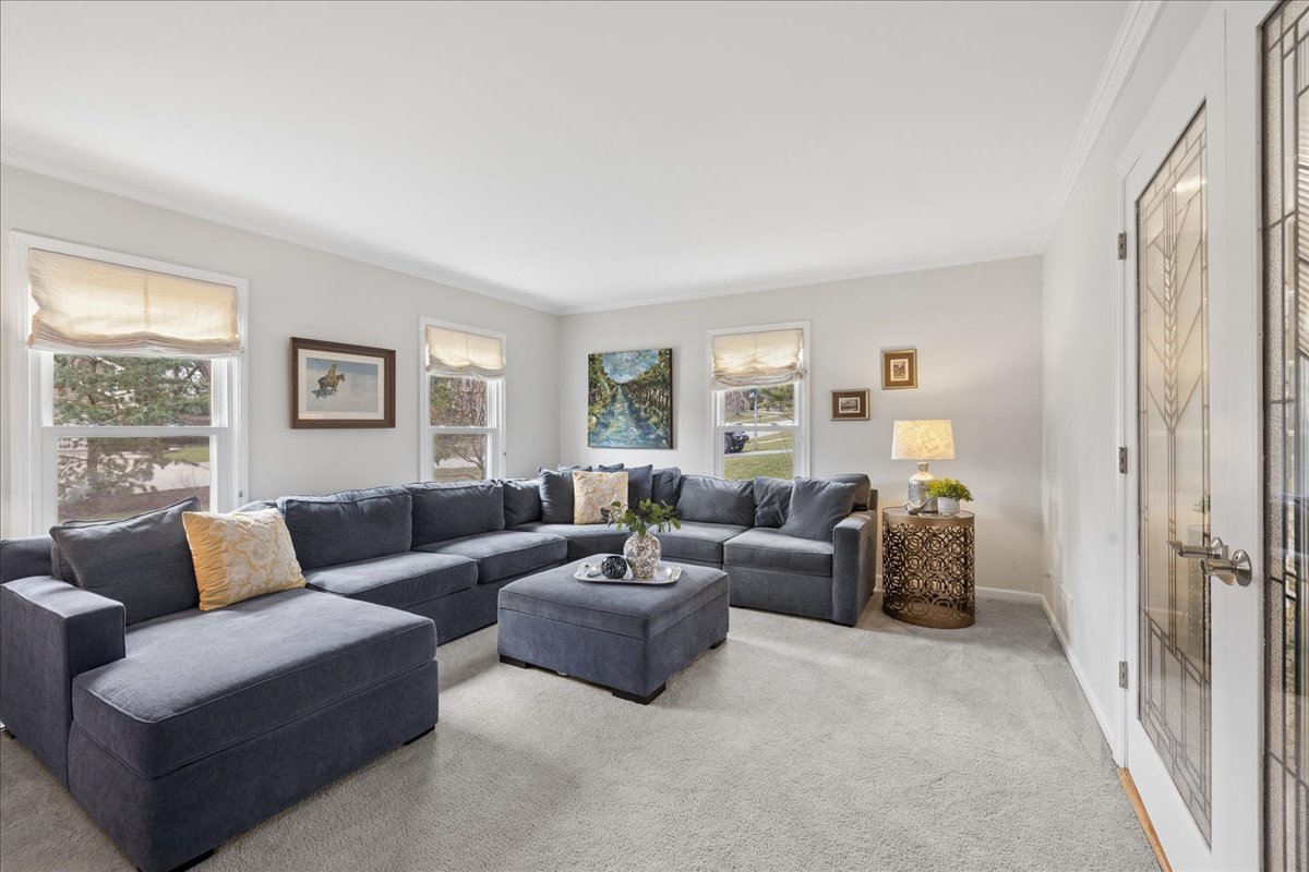 334 East Winchester Road Libertyville, IL 60048 - Photo 3 of 40