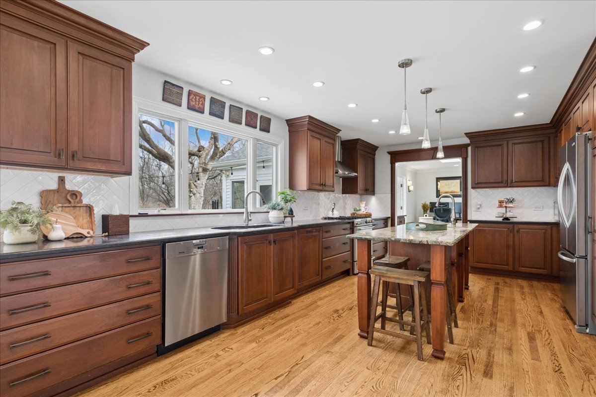 334 East Winchester Road Libertyville, IL 60048 - Photo 9 of 40