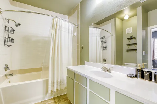 $1,900 | 1201 Grove Boulevard, Unit 502, Austin, TX 78741
