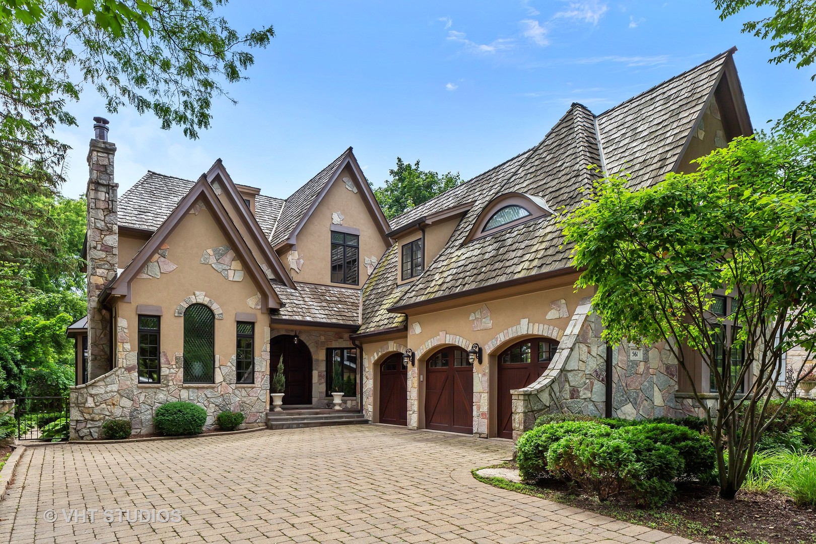 561 Walker Road Hinsdale, IL 60521 - Photo 40 of 41 a front view of a house with garden