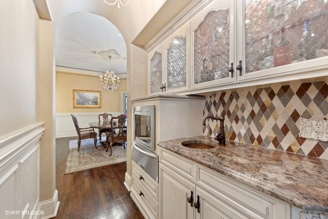 561 Walker Road Hinsdale, IL 60521 - Photo 8 of 41 a kitchen with a table and chairs