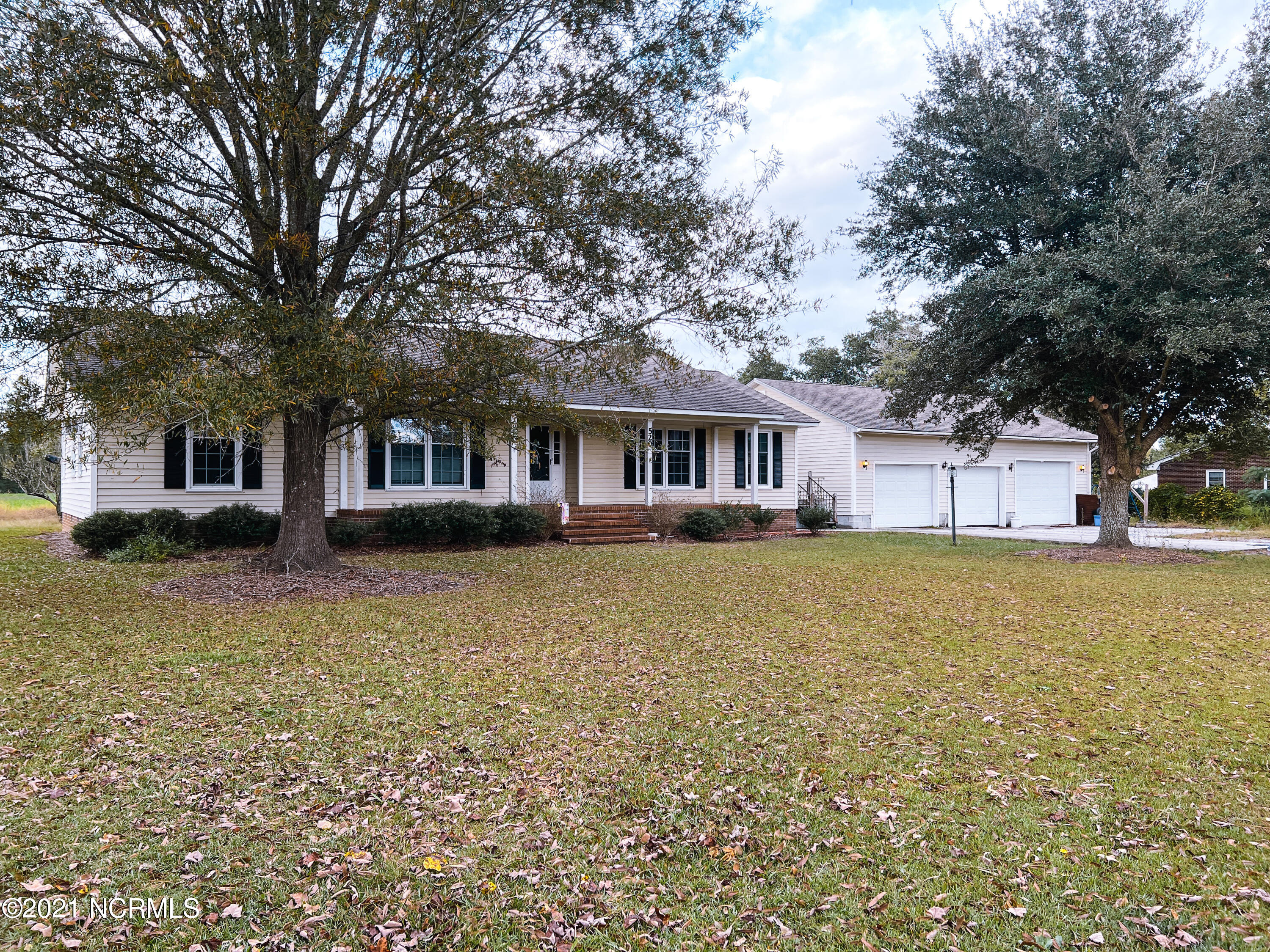 520 Jonestown Road Wallace, NC 28466 - Photo 1 of 21 Front
