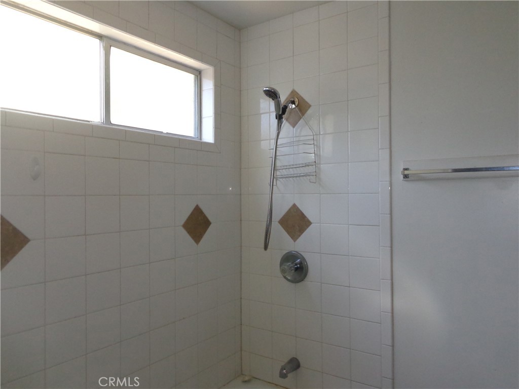 1021 Coulter Pine Road Crestline, CA 92325 - Photo 12 of 31 Tub/shower bathroom downstairs