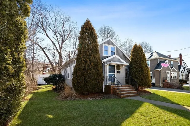 a view of house with a yard