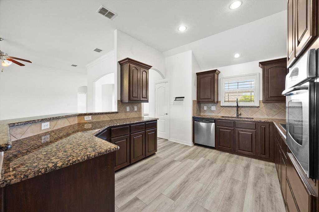 528 Hubbard Circle Nevada, TX 75173 - Photo 13 of 38