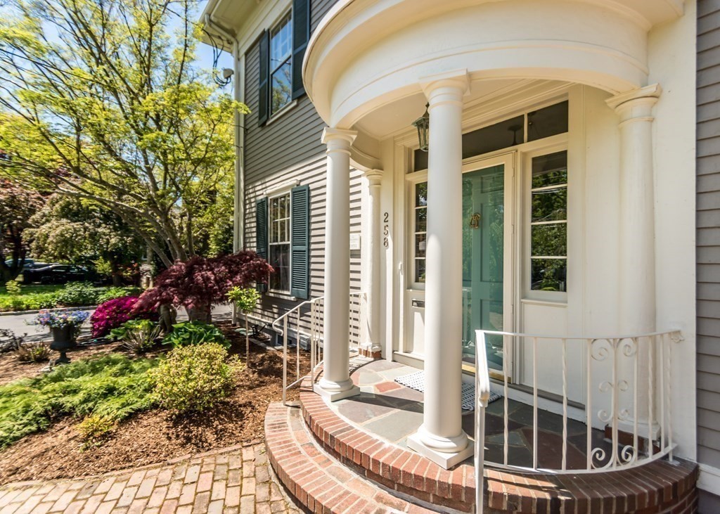 258 Linden Street Waltham, MA 02452 - Photo 4 of 41