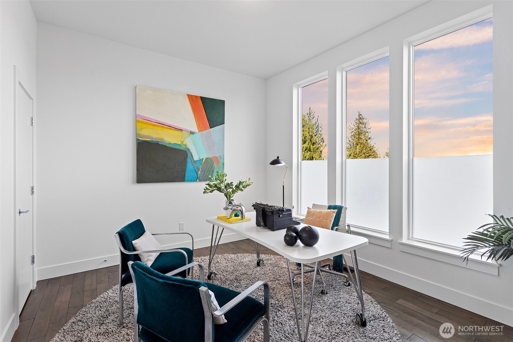 305 Stevens Avenue Southwest Renton, WA 98057 - Photo 15 of 40 a living room with patio furniture and a potted plant