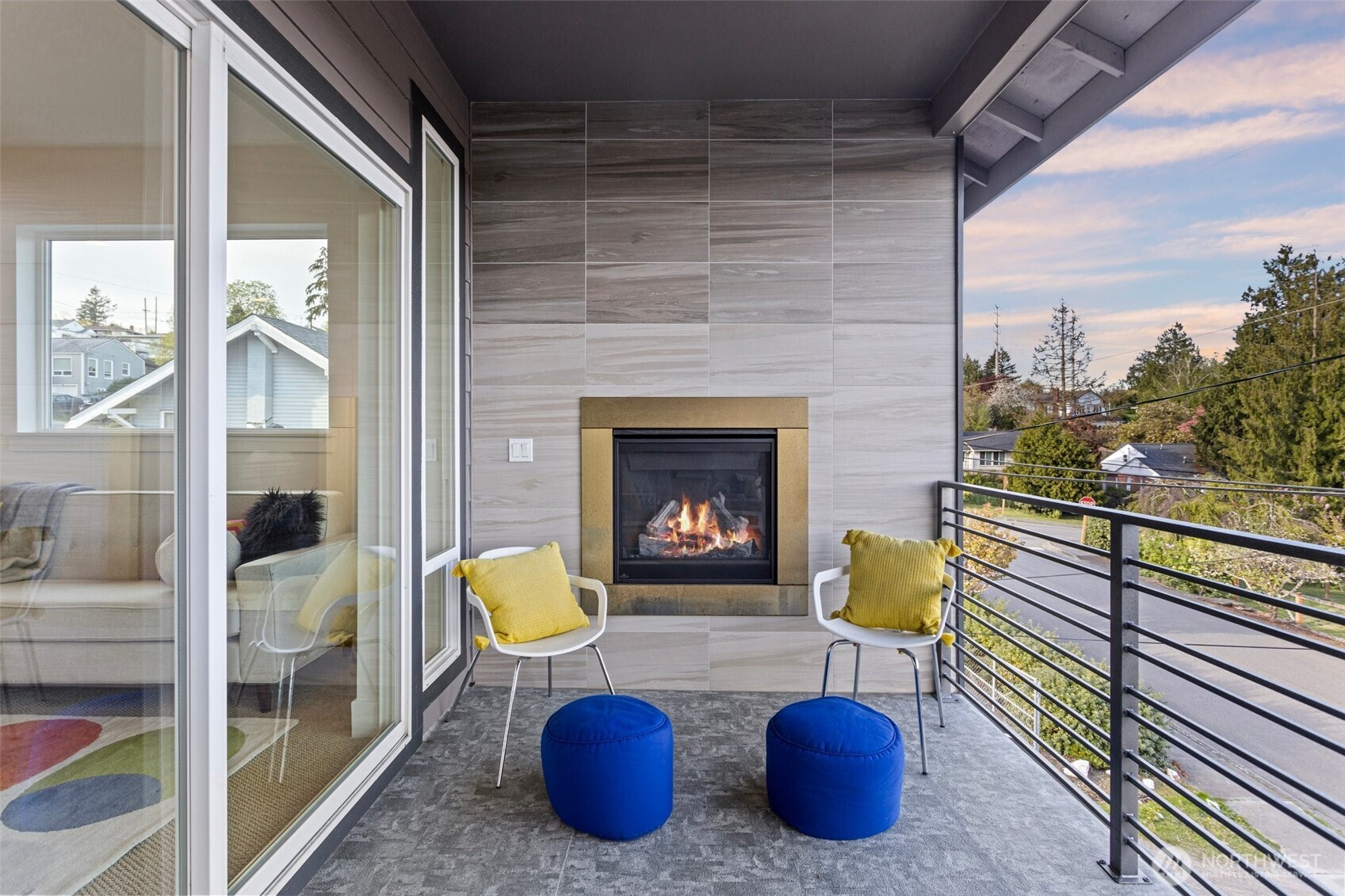 305 Stevens Avenue Southwest Renton, WA 98057 - Photo 20 of 40 a balcony with table and chairs