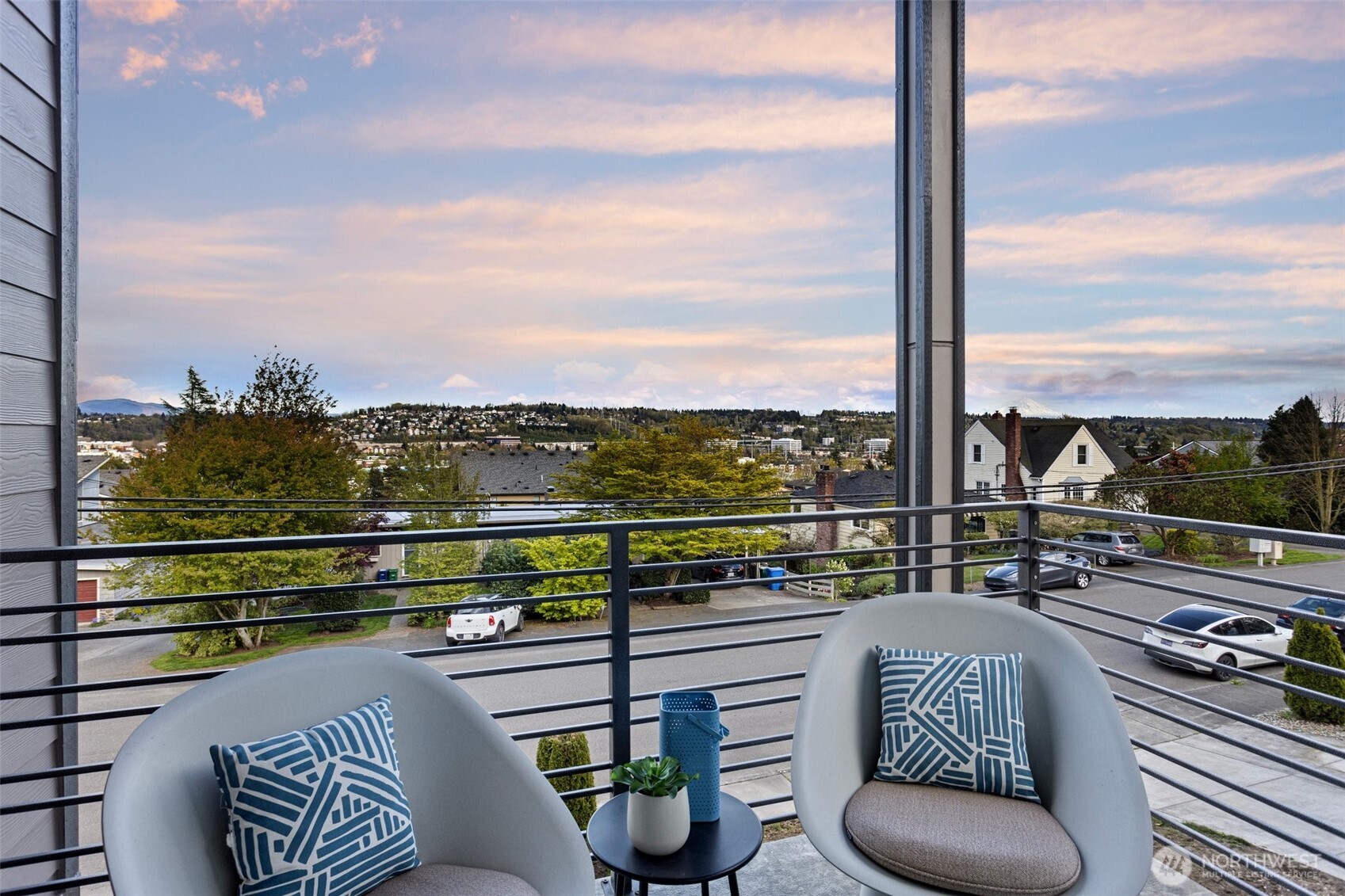 305 Stevens Avenue Southwest Renton, WA 98057 - Photo 27 of 40 a view of a balcony with couch