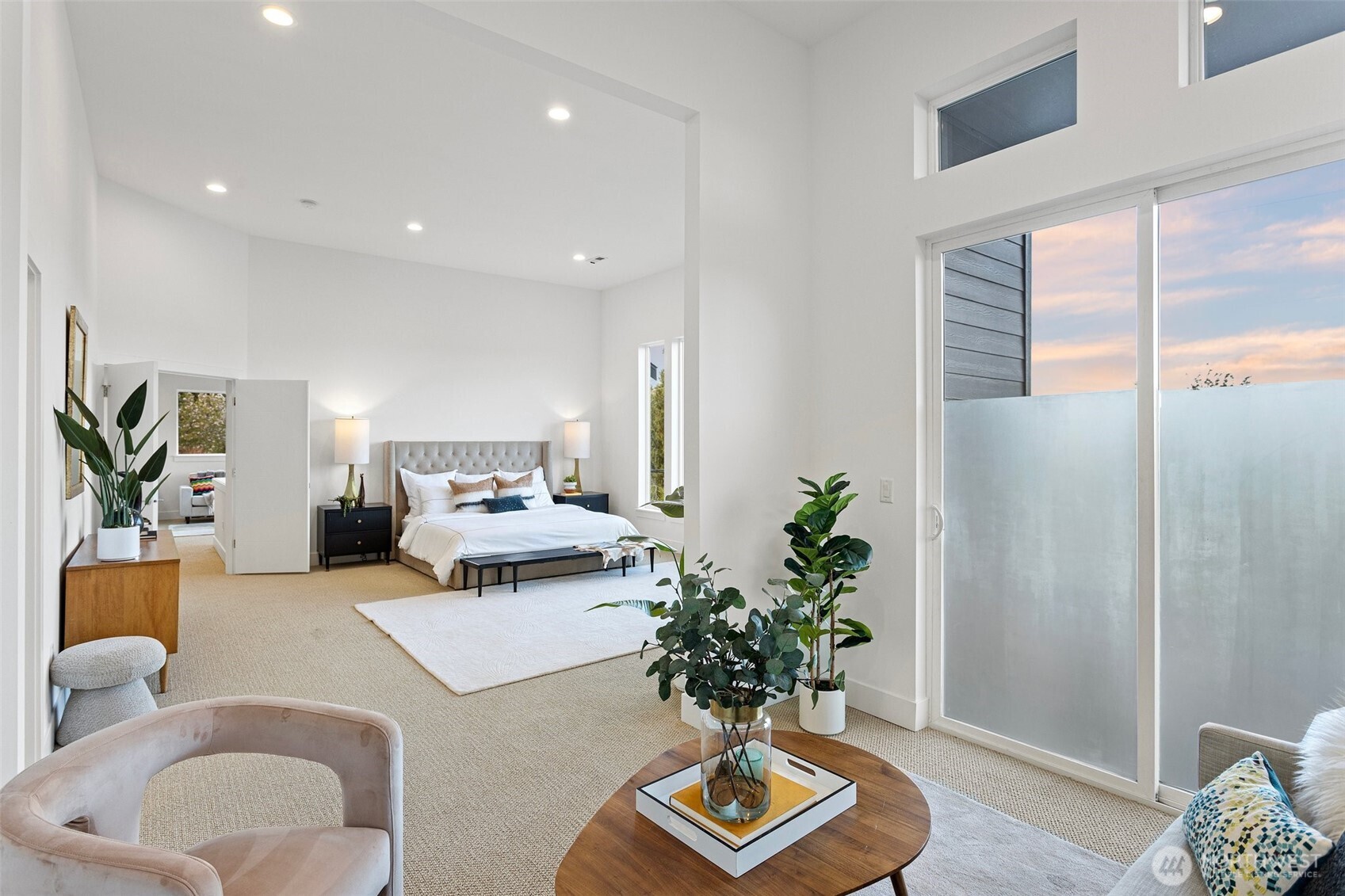 305 Stevens Avenue Southwest Renton, WA 98057 - Photo 28 of 40 a living room with furniture potted plant and a window