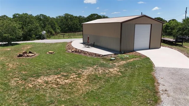 a view of a backyard