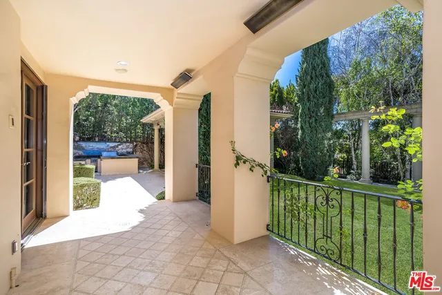 a view of a dinning table and chairs in the patio