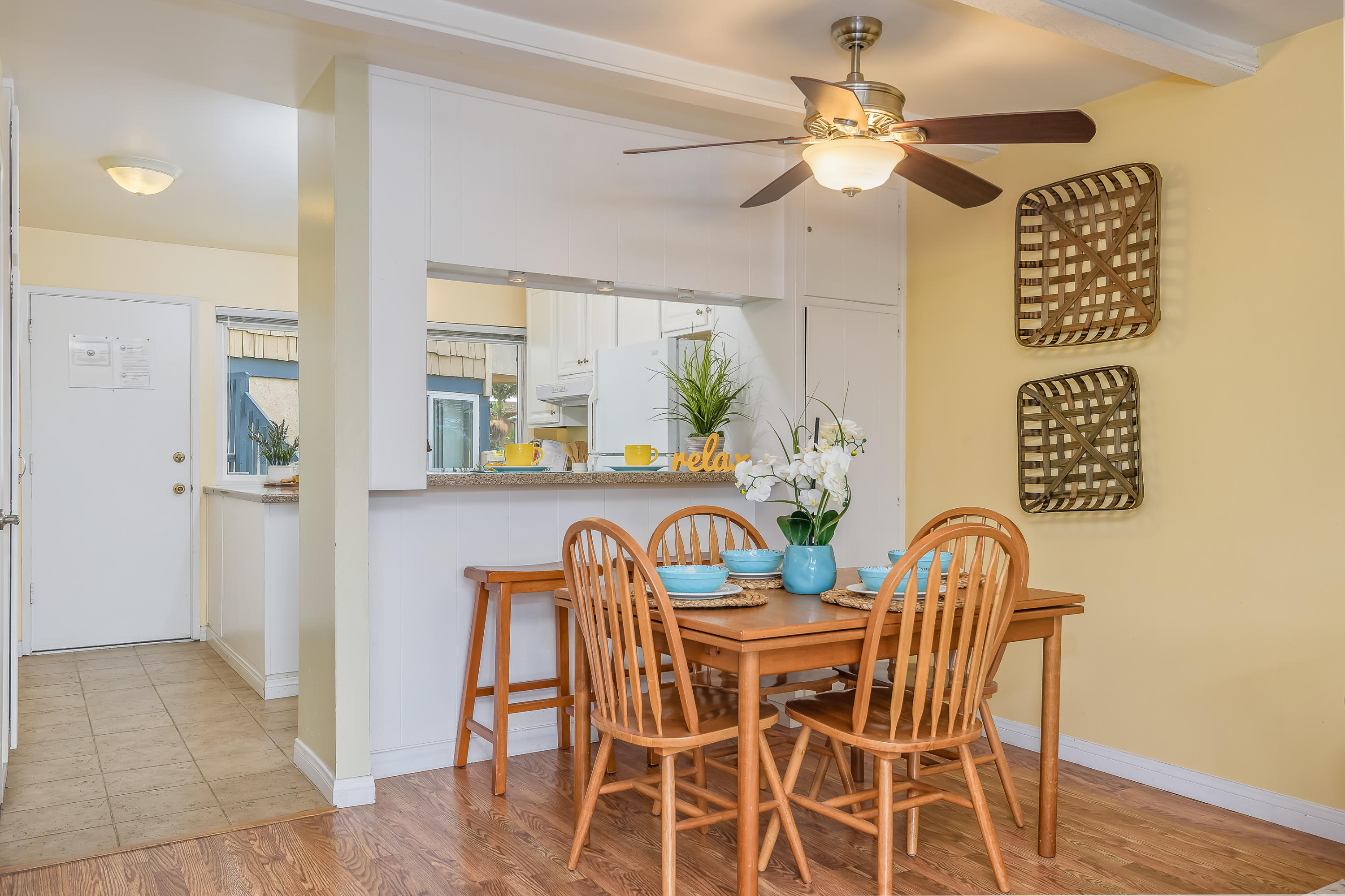 4700 Sandyland Road, Unit 2 Carpinteria, CA 93013 - Photo 10 of 24 Cheerful Dining Area