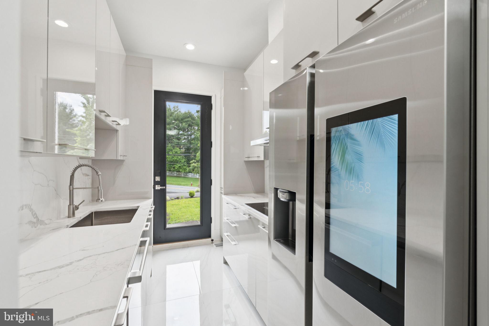 2209 Hunter Mill Road Vienna, VA 22181 - Photo 15 of 63 a bathroom with a tub sink and mirror