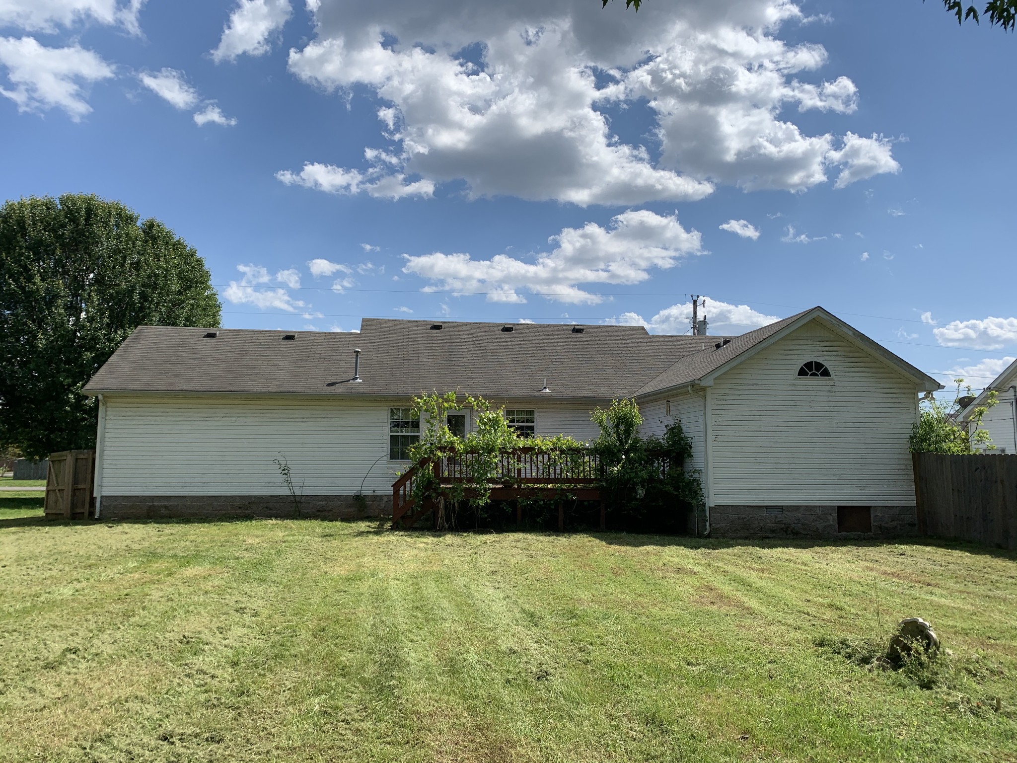 211 Shrewsbury Road Murfreesboro, TN 37129 - Photo 2 of 2 a front view of a house with a garden