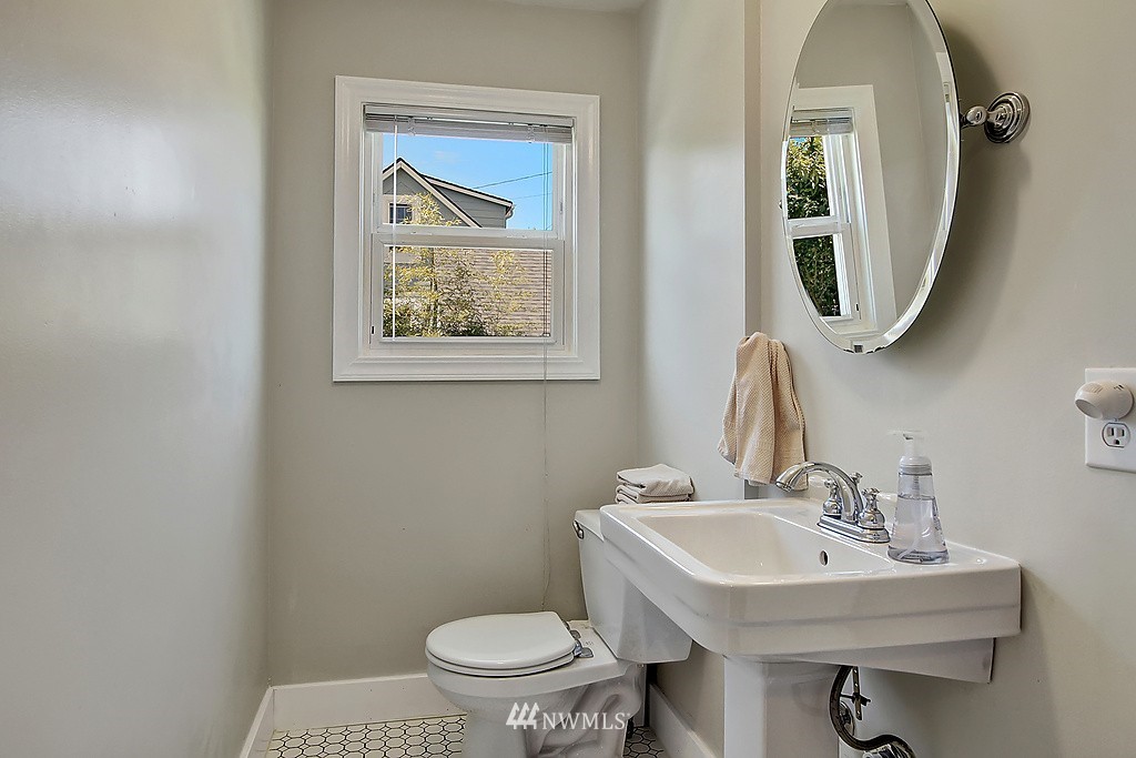 2332 Rockefeller Avenue Everett, WA 98201 - Photo 11 of 25