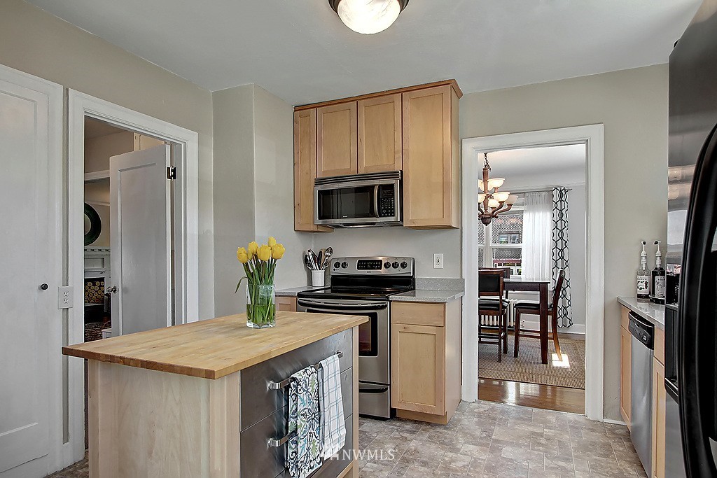 2332 Rockefeller Avenue Everett, WA 98201 - Photo 8 of 25